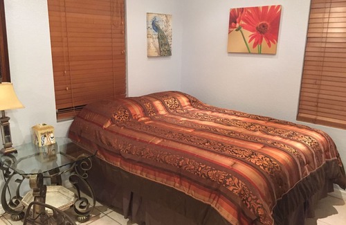 Historic Downtown Melbourne Apartment | Stay In The Lively Downtown Melbourne And Walk To Nightlife, Restaurants & Shops