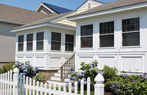 Old Lyme Cottage | Stay just steps away from a beautiful private beach in Old Lyme!