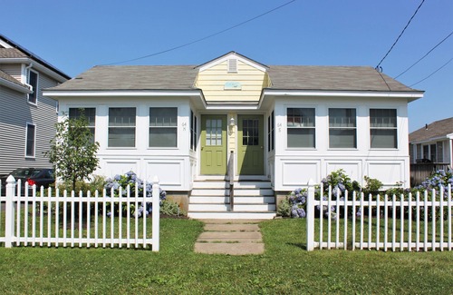 Old Lyme Cottage | Stay just steps away from a beautiful private beach in Old Lyme!