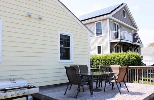 Old Lyme Cottage | Stay just steps away from a beautiful private beach in Old Lyme!