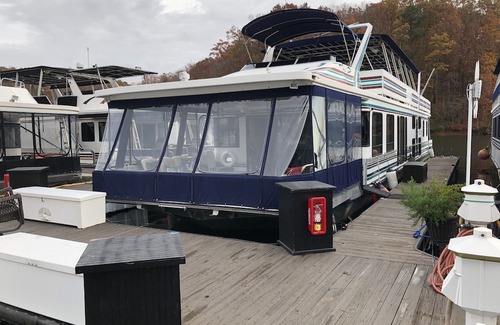 Buford Boat Rental | Stay on a Houseboat on Lake Lanier..!