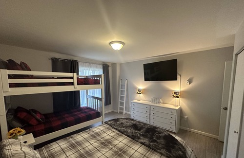 Hunter Condo | Stay ON Hunter Mountain in updated comfy 3 bed 2 bath with fireplace