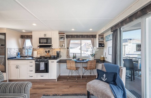 Chelan Boat Rental | Stay ON Lake Chelan with amazing views | Stationary 1 Bed houseboat