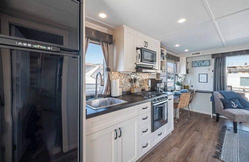 Chelan Boat Rental | Stay ON Lake Chelan with amazing views | Stationary 1 Bed houseboat