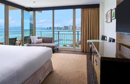 Diamond Head - Kapahulu - St. Louis Hotel | Stay on the Beach | Direct Ocean Access | Walk to Local Favorites