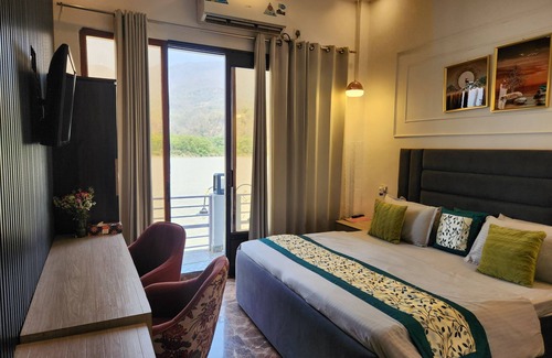 Rishikesh Hotel | Stay On The Ganges