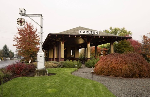 Carlton Apartment | Stay & Play Winery Loft #2 in Historic Downtown Carlton