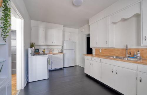 Hosford-Abernethy Apartment | Stay Portland Collection - Golden Age of Hollywood Apartment - 92 WalkScore