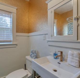 Hosford-Abernethy Apartment | Stay Portland Collection - Golden Age of Hollywood Apartment - 92 WalkScore