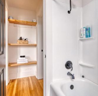 Buckman Neighborhood Apartment | Stay Portland - La Casa Burnside - Local Eateries, Shops, and Bars