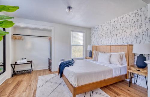 Buckman Neighborhood Apartment | Stay Portland - La Casa Burnside - Local Eateries - Shops - Bars