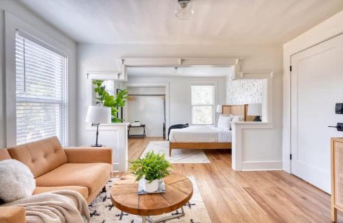 Buckman Neighborhood Apartment | Stay Portland - La Casa Burnside - Local Eateries - Shops - Bars