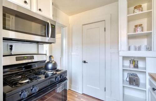 Buckman Neighborhood Apartment | Stay Portland - La Casa Burnside - Local Eateries - Shops - Bars