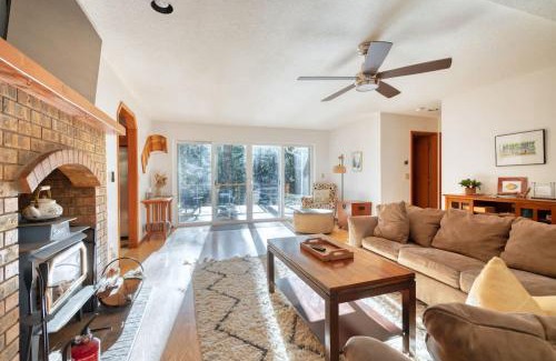 Zigzag House | Stay Portland - Relaxing River Retreat