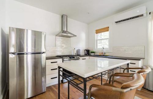 Uptown Apartment | Stay Portland - The Câlin Suite - Posh Local Boutiques & Eateries