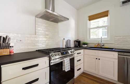 Uptown Apartment | Stay Portland - The Câlin Suite - Posh Local Boutiques & Eateries