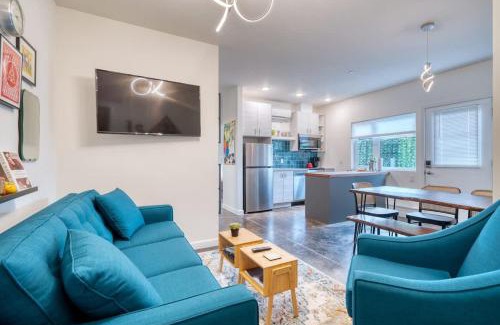 Hosford-Abernethy Apartment | Stay Portland - The Division Street Funk Flat - 94 WalkScore