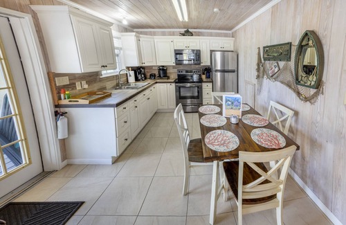 Spanish Wells Cottage | Stay Right On The Beautiful White Sand Beach - Free Golf Cart and Kayaks
