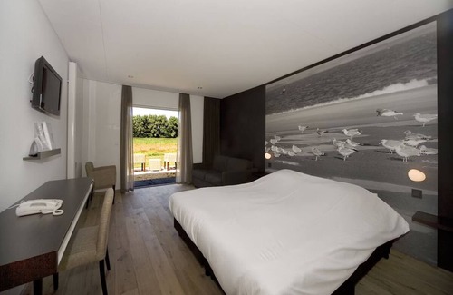 Renesse Hotel | Stay Steps Away From Stunning Greens in Cozy Manor - 3 Rooms