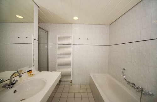 Renesse Hotel | Stay Steps Away From Stunning Greens in Cozy Manor - 3 Rooms