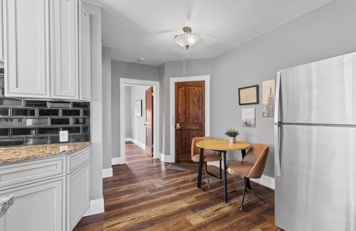 The Southampton Apartment | Stay STL*Long Term Stays*Private Balcony*Pets