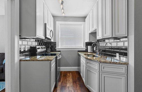 The Southampton Apartment | Stay STL*Long Term Stays*Private Balcony*Pets