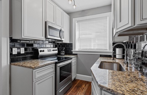 The Southampton Apartment | Stay STL*Long Term Stays*Private Balcony*Pets