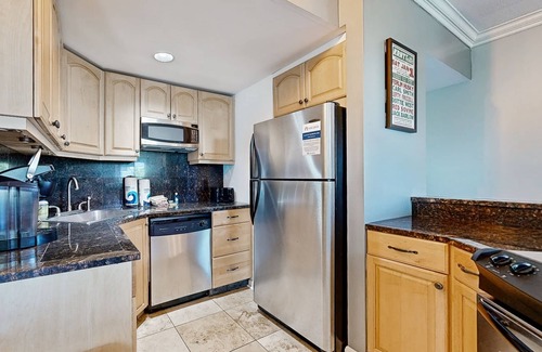 Nashville Apartment | Stay where legends lived—Iconic Guitar Pool, Exclusive Views & Washer/Dryer