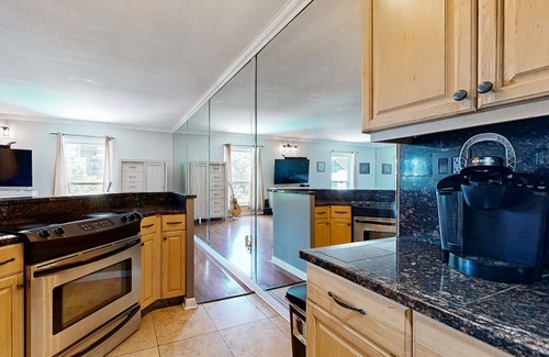 Nashville Apartment | Stay where legends lived—Iconic Guitar Pool, Exclusive Views & Washer/Dryer