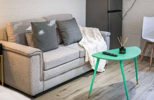 Leopold House | StayAU Cozy & Stylish 1 BRM Studio in Leopold