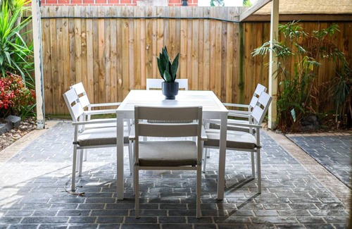 Cranbourne House | StayAU Family Retreat w/Pool Table in Cranbourne