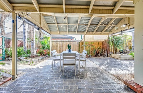 Cranbourne House | StayAU Family Retreat w/Pool Table in Cranbourne