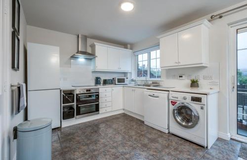 Queens Quarter House | StayByNumbers - City Centre Townhouse 2x Parking
