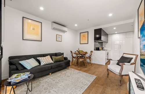 Hawthorn East Apartment | StayCentral - Hawthorn East - Study, 2 Car spaces