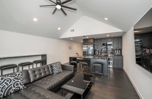 Cincinnati House | StayCityView | In Black & White