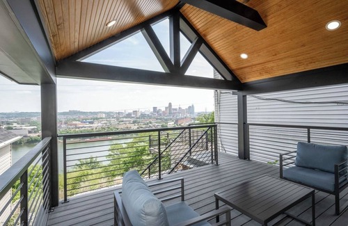 Cincinnati House | StayCityView | In Black & White