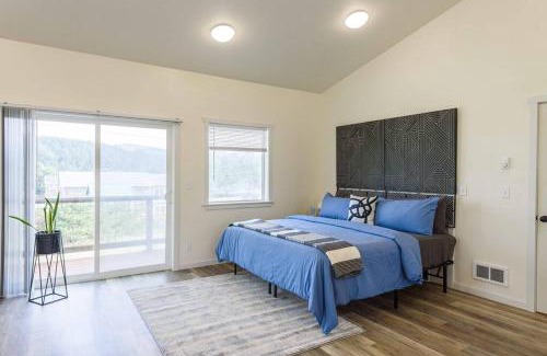 Port Orford Apartment | #StayinMyDistrict Oceanview Studio Loft