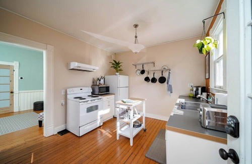 Belmont Apartment | #StayInMyDistrict Sunnyside Vintage Charmer