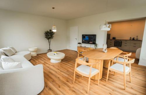 Celle House | Staylight Penthouse by the French Garden - 7 Min to Old Town