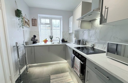 Friern Barnet Apartment | StayLondon for 4 Guests with Free Parking - Tourist, Contractors & Arsenal Match
