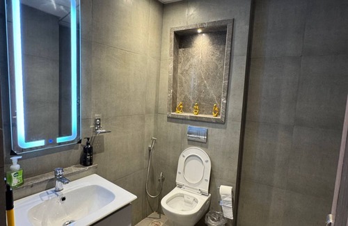 Noida Apartment | Stays in the vicinity of yamuna river and clouds with in India's tallest tower