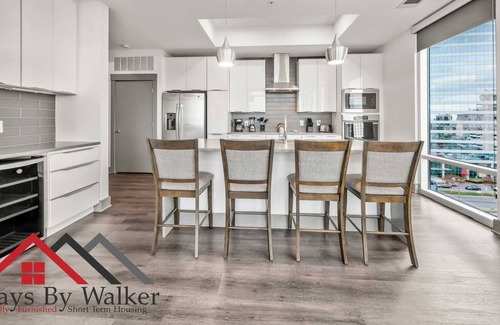 Second Ward Condo | StaysByWalker 2BR Lux Uptown | City View! KingBeds