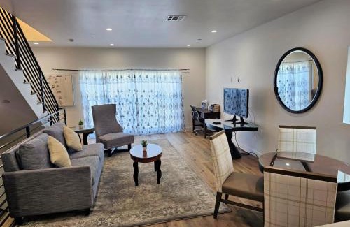 Hollywood Apartment | StaysPro - Hollywood Homes minutes to everything SPACIOUS AND FREE PARKING