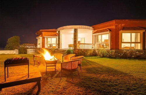 The Mall Road Villa | StayVista at Albert Estate