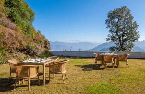 The Mall Road Villa | StayVista at Albert Estate