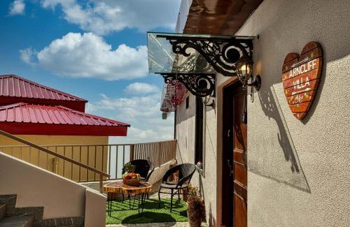 The Mall Road Villa | StayVista at Arncliff Villa 5 Mins from Mall Road