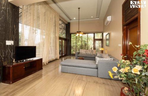 Wai Villa | StayVista at Laguna Escape with Deck, Pool, Bathtub