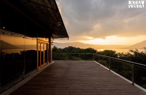 Wai Villa | StayVista at Laguna Escape with Deck, Pool, Bathtub