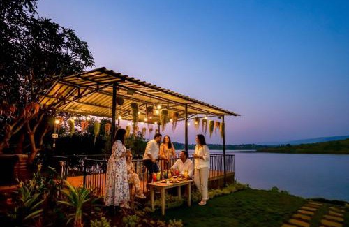 Wadgaon Villa | StayVista at Nihira Farms with Lake View - Kamshet