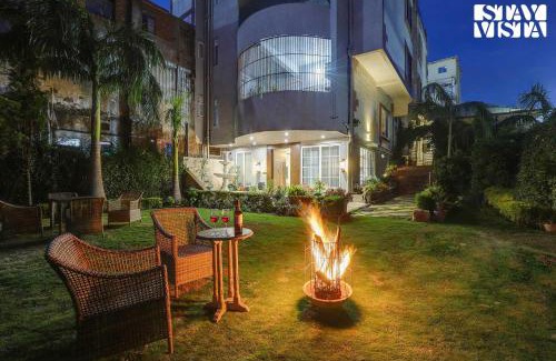 Pachmarhi Apartment | StayVista at Pandav Greens with Lawn & Bonfire